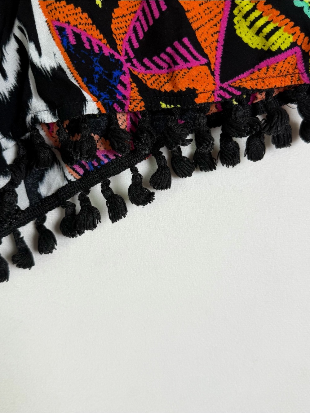 Trina Turk Women’s Sz S Boho Geometric Print Pom Pom Tassel Festival Shorts - Picture 4 of 10